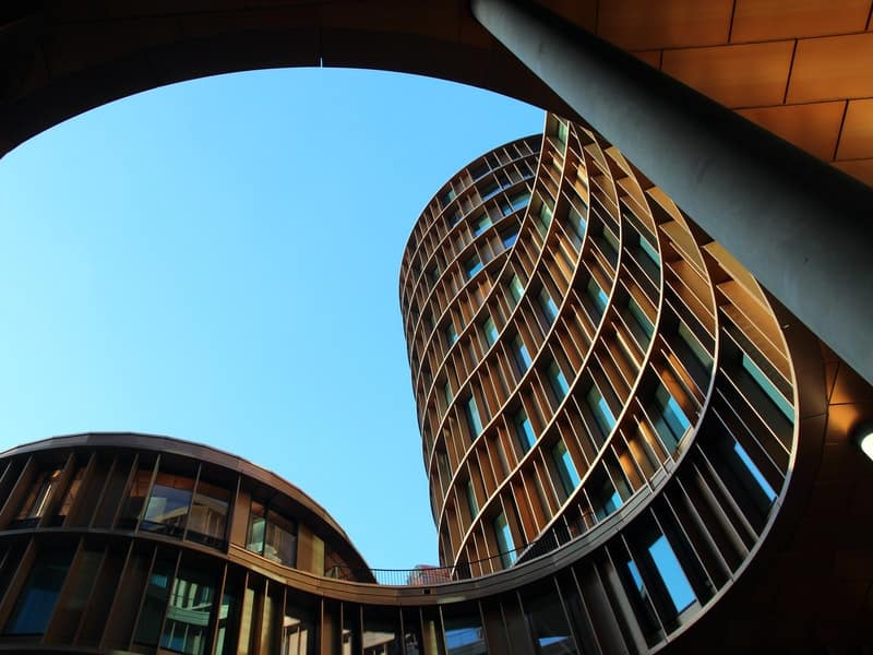 곡선형 빌딩과 푸른 하늘이 보이는 전경