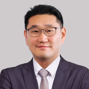 안경 낀 정장 차림 남성 프로필